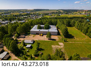 Вид с высоты на среднюю школу в Суне (аэросъемка 2023 года) Стоковое фото, фотограф Владислав Самошкин / Фотобанк Лори