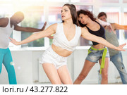 Female instructor performing expressive sass dance at group class. Стоковое фото, фотограф Яков Филимонов / Фотобанк Лори