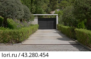 Modern home entrance with automatic gate in suburbia, daytime. Стоковое видео, видеограф PAv / Фотобанк Лори