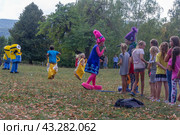 Kamennomostsky, Russia - September 1, 2018: Holiday day of the village Kamennomostsky with animators and children's playgrounds and competitions in the park in the fall. Редакционное фото, фотограф Андрей С / Фотобанк Лори
