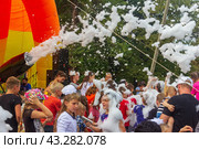 Kamennomostsky, Russia - September 1, 2018: Happy children having fun at a foam party at a holiday town day Kamennomostsky in an autumn park. Редакционное фото, фотограф Андрей С / Фотобанк Лори