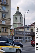 Москва. Земляной вал. Вид на рюмочную "Довлатов" и часовню на Покровке (2024 год). Редакционное фото, фотограф Илюхина Наталья / Фотобанк Лори