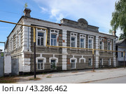 Старое здание, бывший Ряжский военкомат на улице Красной армии, центр города Ряжск в Рязанской области. Солнечный летний день. (2020 год). Стоковое фото, фотограф Александр Кузнецов / Фотобанк Лори