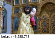 Russia Samara June 25, 2011: Orthodox parishioners came to baptize their babies in the church. Редакционное фото, фотограф Акиньшин Владимир / Фотобанк Лори