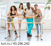 Portrait of professional dancers of different nationalities during a break between modern dance rehearsals in studio. Стоковое фото, фотограф Яков Филимонов / Фотобанк Лори