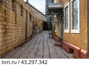 Старинные дома из ракушечника. Каменные стены дома сложены из известняковых блоков. Улицы вымощены плитами из натурального камня. Магалы в Дербенте (2024 год). Стоковое фото, фотограф Эдуард Белкин / Фотобанк Лори