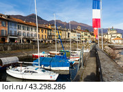 Cannobio waterfront along Lago Maggiore with boats in harbour on winter day (2022 год). Редакционное фото, фотограф Яков Филимонов / Фотобанк Лори