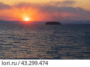 Красивый закат. Морской пейзаж с заходящим солнцем. Вид на Амурский залив и остров Скребцова, известный как Коврижка. Приморский край, Дальний Восток России. Стоковое фото, фотограф Андрей Степанов / Фотобанк Лори