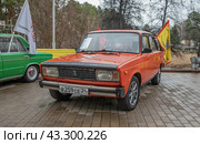 Советский автомобиль Жигули - 2105 (2024 год). Редакционное фото, фотограф Анатолий Володин / Фотобанк Лори