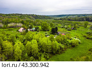 Маленькое сибирское село Новолушниково (Барабаново) в долине реки Суенги. Вид с высоты птичьего полёта. Новосибирская область, Маслянинский район, Западная Сибирь России. (2024 год). Стоковое фото, фотограф Евгений Мухортов / Фотобанк Лори