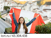 Hapy footbal fan woman waving the flag of Peruvian on street. Стоковое фото, фотограф Яков Филимонов / Фотобанк Лори