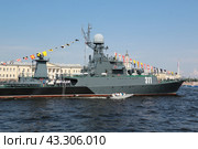 Военные корабли стоят на рейде в акватории реки Невы. Военно-морской парад в Санкт-Петербурге на день ВМФ. (2014 год). Редакционное фото, фотограф Константин Сергеевич Синявин / Фотобанк Лори