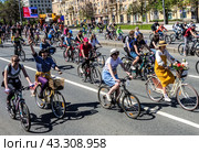 Московский весенний велофестиваль (2024). Толпы людей на велосипедах с детьми едут по Садовому Кольцу. / Moscow spring cycling festival. Редакционное фото, фотограф Iva Noel / Фотобанк Лори