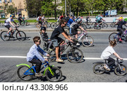Московский весенний велофестиваль (2024). Толпы людей на велосипедах с детьми едут по Садовому Кольцу. / Moscow spring cycling festival. Редакционное фото, фотограф Iva Noel / Фотобанк Лори