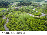 Село Суенга, река Суенга. Местная достопримечательность - суенгинская тропа. Вид с высоты птичьего полёта. Новосибирская область, Маслянинский район, Западная Сибирь России. (2024 год). Стоковое фото, фотограф Евгений Мухортов / Фотобанк Лори