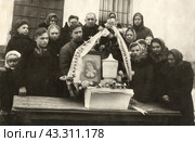 Траурная церемония с портретом и урной с прахом, 1940-е годы. Стоковое фото, фотограф Retro / Фотобанк Лори