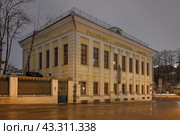 Дом П.А. Сырейщикова (Рахмановых), здание Российского Исторического общества на улице Воронцово Поле в Москве. (2023 год). Стоковое фото, фотограф Александр Кузнецов / Фотобанк Лори