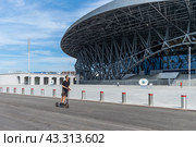 Молодой мужчина катается на электрическом самокате, взятый напрокат в городском парке. Новый экологичный современный общественный городской транспорт в Санкт-Петербурге, Россия. Стоковое фото, фотограф Головкова Елена / Фотобанк Лори