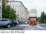 Поливальная машина на улице города, Санкт-Петербург (2024 год). Стоковое фото, фотограф Головкова Елена / Фотобанк Лори
