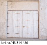 Arabic style carved wooden doors in Al Fahidi Historical District, Deira, Dubai, United Arab Emirates. Стоковое фото, фотограф Екатерина Золина / Фотобанк Лори