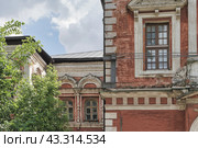 Часть стены храма в центре Москвы в районе Якиманки. Заброшен. Здание принадлежит НИИ Культурного наследия им. Д.С. Лихачева. Москва. (2024 год). Редакционное фото, фотограф Сергей Никифоров-Гордеев / Фотобанк Лори