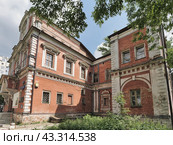 Стена старинного храма в центре Москвы в районе Якиманки. Заброшен. Здание принадлежит НИИ Культурного наследия им. Д.С. Лихачева. (2024 год). Редакционное фото, фотограф Сергей Никифоров-Гордеев / Фотобанк Лори