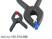Пластмассовые зажимы на белом фоне. C clamps on white background. Стоковое фото, фотограф Татьяна Д / Фотобанк Лори