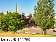 Панорама города с Лисьей горы. Музей-завод имени Куйбышева. Город Нижний Тагил. Свердловская область (2016 год). Стоковое фото, фотограф Александр Тараканов / Фотобанк Лори
