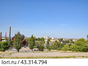 Панорама города с Лисьей горы. Музей-завод имени Куйбышева. Город Нижний Тагил. Свердловская область (2016 год). Стоковое фото, фотограф Александр Тараканов / Фотобанк Лори