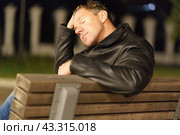 Портрет мужчины на лавочке в парке. Стоковое фото, фотограф YuryKara / Фотобанк Лори