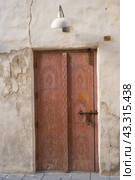 Arabic style carved wooden doors in Al Fahidi Historical District, Deira, Dubai, United Arab Emirates. Стоковое фото, фотограф Екатерина Золина / Фотобанк Лори