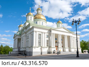Спасский кафедральный собор солнечным майским днем. Пенза (2024 год). Редакционное фото, фотограф Виктор Карасев / Фотобанк Лори