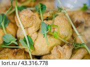 Курники из слоёного теста украшенные зеленью. Стоковое фото, фотограф Алексей Афанасьев / Фотобанк Лори