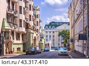 Улица Остоженка, Сеченовский переулок, центр Оперного пения Вишневской, Зачатьевский монастырь, Москва (2023 год). Стоковое фото, фотограф Baturina Yuliya / Фотобанк Лори