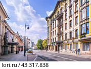 Улица Пречистенка, Доходный дом И.П. Исакова, галерея Церетели, Москва (2023 год). Редакционное фото, фотограф Baturina Yuliya / Фотобанк Лори