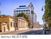 Улица Пречистенка, литературный музей Л.Н. Толстого, доходный дом Рекка, Москва (2023 год). Редакционное фото, фотограф Baturina Yuliya / Фотобанк Лори
