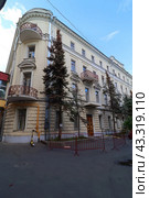 Фасад дома по адресу Улица Мясницкая, 13 строение 4. Доходное владение А.П. Нилуса - Х.Д. Спиридонова - С.В. Давыдовой (2024 год). Редакционное фото, фотограф Константин Григорьев / Фотобанк Лори