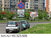 Автомобили припаркованные в зоне действия знака "Стоянка запрещена". Санкт-Петербург (2024 год). Редакционное фото, фотограф Александр Щепин / Фотобанк Лори