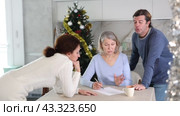 Man and woman help elderly mother make will and fill out document correctly On Christmas Eve. Стоковое видео, видеограф Яков Филимонов / Фотобанк Лори