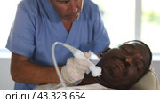 Male cosmetic surgeon expertly employs ultrasonic import attachment during cosmetic procedure. Стоковое видео, видеограф Яков Филимонов / Фотобанк Лори