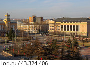 Город Иркутск, Иркутская область, Россия. Вид сверху на сквер имени Кирова. Справа здание Центрального банка РФ (отделение по Иркутской области Сибирского главного управления Центрального банка Российской Федерации). На здании надпись «ГОС. БАНК СССР». Редакционное фото, фотограф Андрей Степанов / Фотобанк Лори
