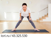 Pregnant woman practices yoga. Goddess Pose or utkata konasana. Стоковое фото, фотограф Татьяна Яцевич / Фотобанк Лори