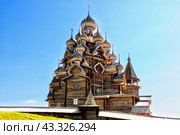 View of the Church of the Transfiguration of the Lord and the bell tower on the island of Kizhi (2023 год). Редакционное фото, фотограф Владимир Ушаров / Фотобанк Лори