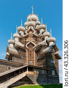 Facade and entrance to the Church of the Transfiguration of the Lord on the island of Kizhi (2023 год). Редакционное фото, фотограф Владимир Ушаров / Фотобанк Лори