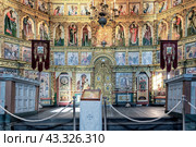 Interior decoration, iconostasis in the Church of the Transfiguration of the Lord on the island (2023 год). Редакционное фото, фотограф Владимир Ушаров / Фотобанк Лори