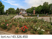 Махачкала, Городской сад, Аварский театр, памятник Сулейману Сальскому (2021 год). Редакционное фото, фотограф Римма Тельнова / Фотобанк Лори