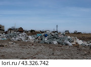 Pile of construction waste in front of an unfinished building. Стоковое фото, фотограф Вербицкая Светлана / Фотобанк Лори