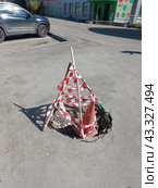 Аварийный люк колодца на дороге. Курганская улица. Район Гольяново. Город Москва (2023 год). Редакционное фото, фотограф lana1501 / Фотобанк Лори