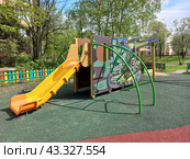 Горка в форме танка на детской площадке. Камчатская улица. Район Гольяново. Город Москва. Россия (2023 год). Стоковое фото, фотограф lana1501 / Фотобанк Лори