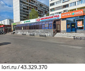 Магазин натуральных продуктов "ВкусВилл". Сбербанк России. Аптека "Вита экспресс". Хабаровская улица, 8. Район Гольяново. Город Москва (2023 год). Редакционное фото, фотограф lana1501 / Фотобанк Лори
